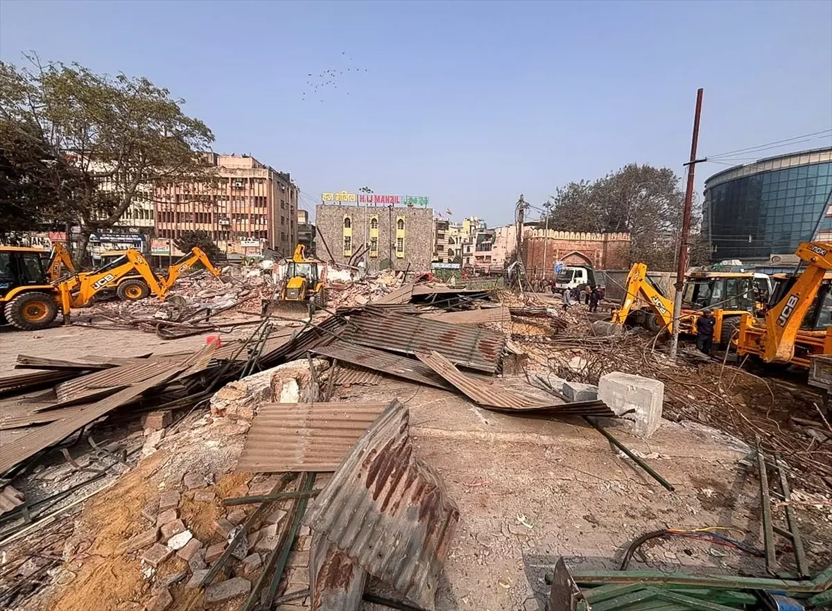 Hindistan'da caminin yakınındaki arazide yıkım çalışmalarına itiraz edenlerle polis arasında arbede çıktı