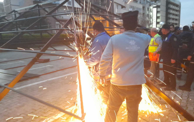 Tension rose between the two municipal teams, police intervened