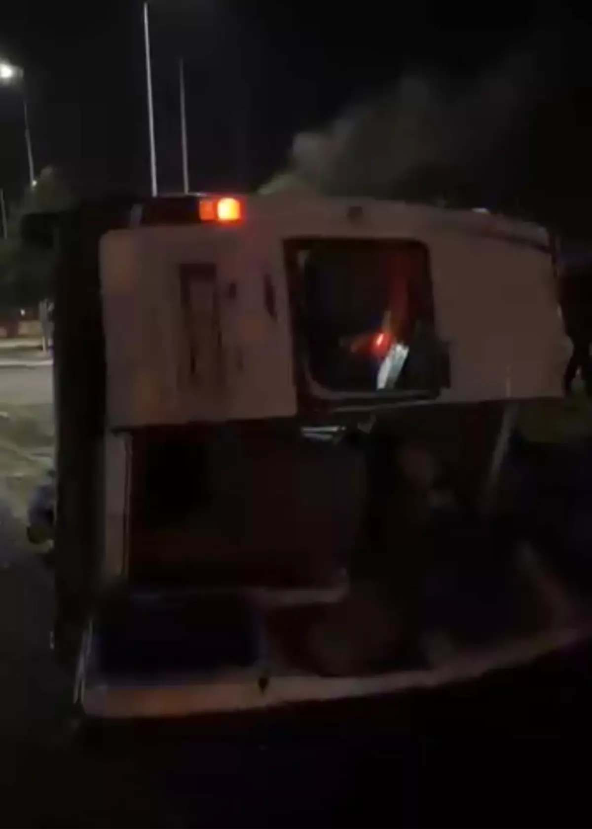 İşçi servis minibüsüyle hafif ticari araç çarpıştı: 1 ölü, 14 yaralı