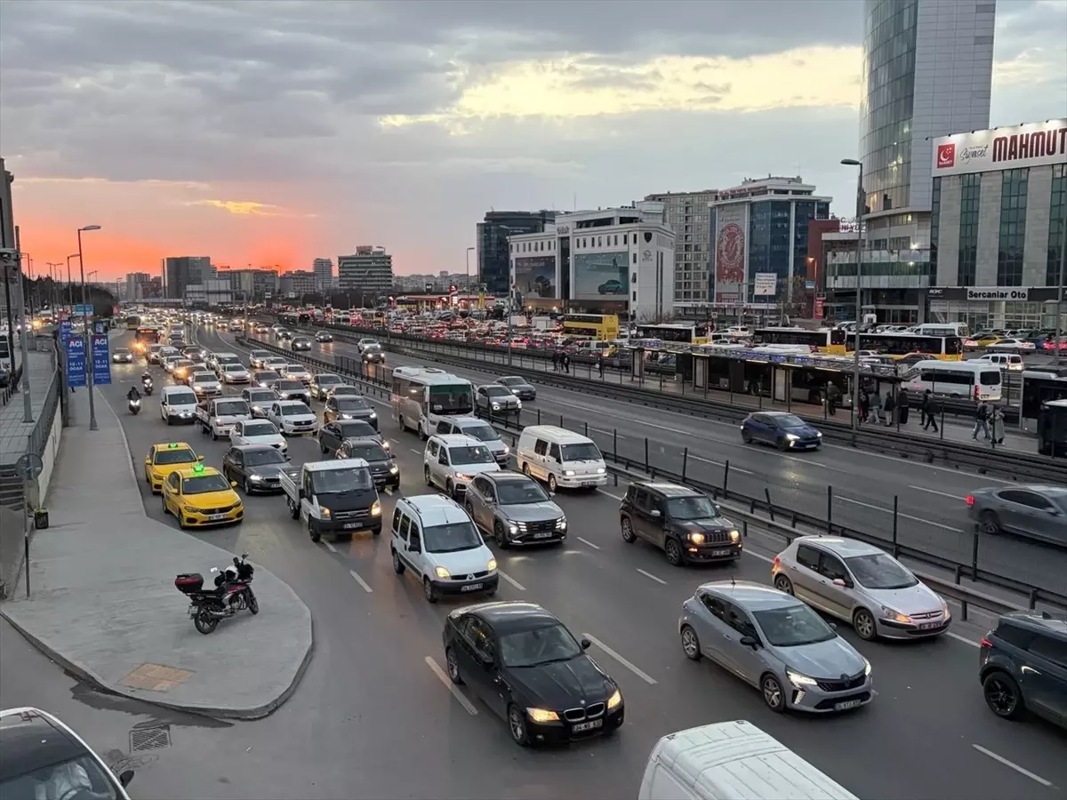 İstanbul'da Akşam Trafik Yoğunluğu Yüzde 80'e Ulaştı