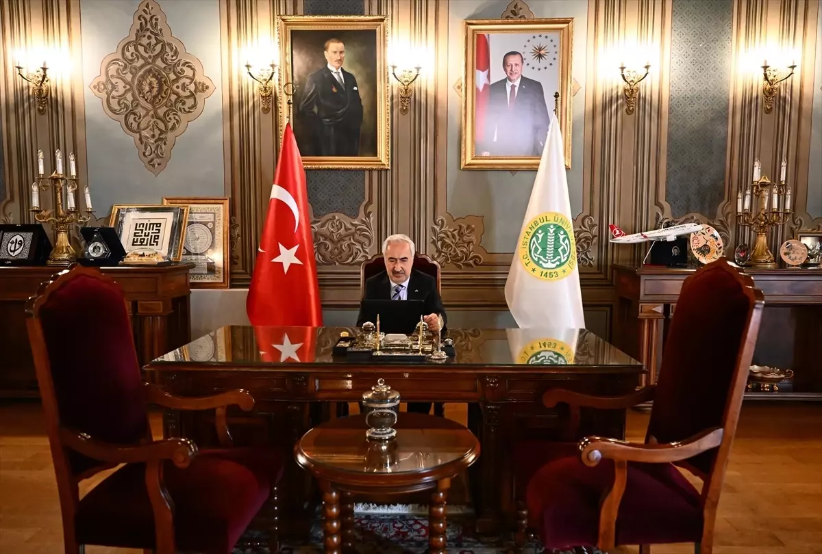 İstanbul Üniversitesi Rektörü Prof. Dr. Zülfikar, AA'nın "Yılın Kareleri" oylamasına katıldı