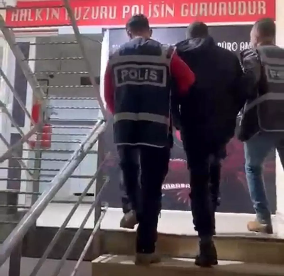 İzmir'de 31 yıl hapisle aranan hükümlü hurda aracın bagajında yakalandı