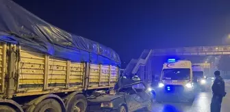 Kahramanmaraş'ta tıra arkadan çarpan otomobildeki 3 kişi yaralandı