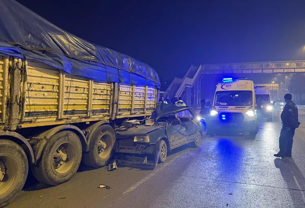 Kahramanmaraş'ta tıra arkadan çarpan otomobildeki 3 kişi yaralandı