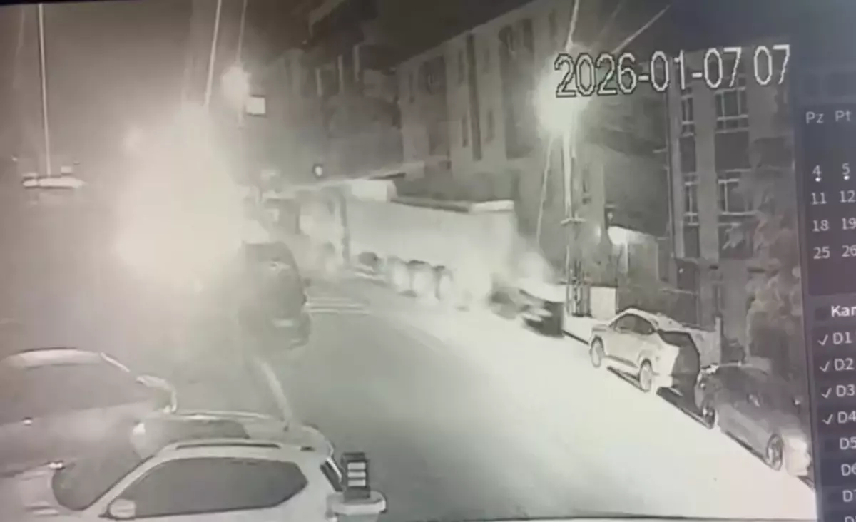 Kamyonla 3 araca çarpıp kaçtı; o anlar kamerada