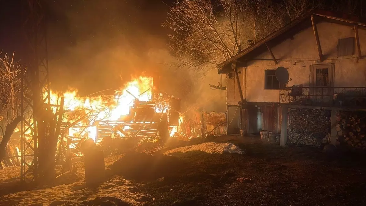 Karabük'te 2 katlı ahşap evde çıkan yangında 1 kişi yaralandı