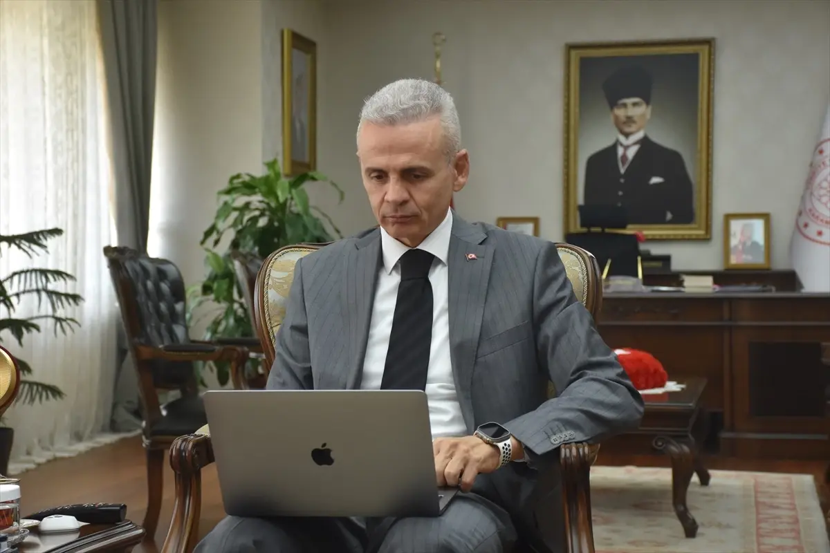 Karaman'da Vali Çiçekli, AA'nın 'Yılın Kareleri' oylamasına katıldı