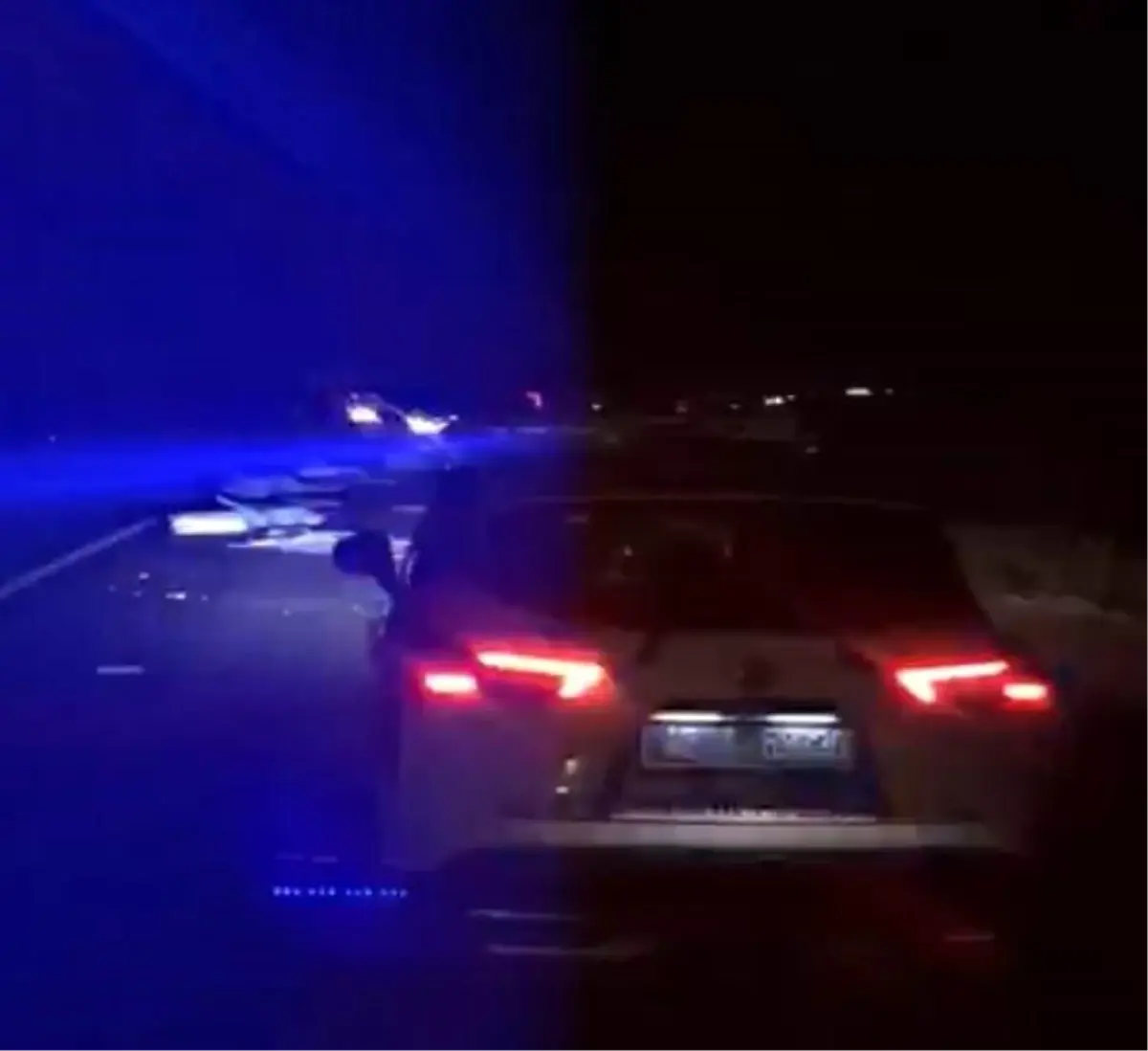 Karapınar'da çuval yüklü tırdan yola saçılan yükler trafiği aksattı