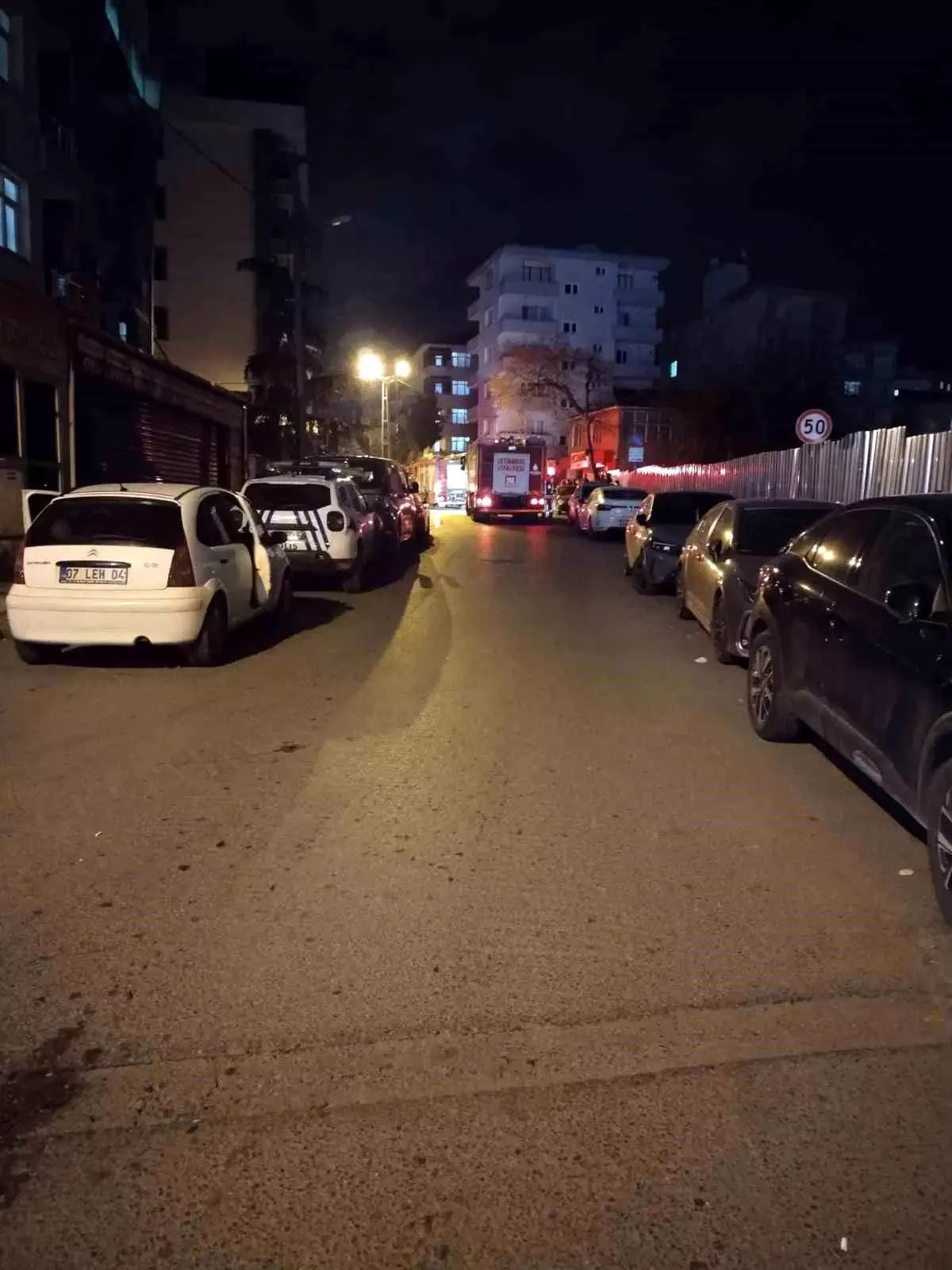 Kartal'da 5 katlı binanın çatısında yangın