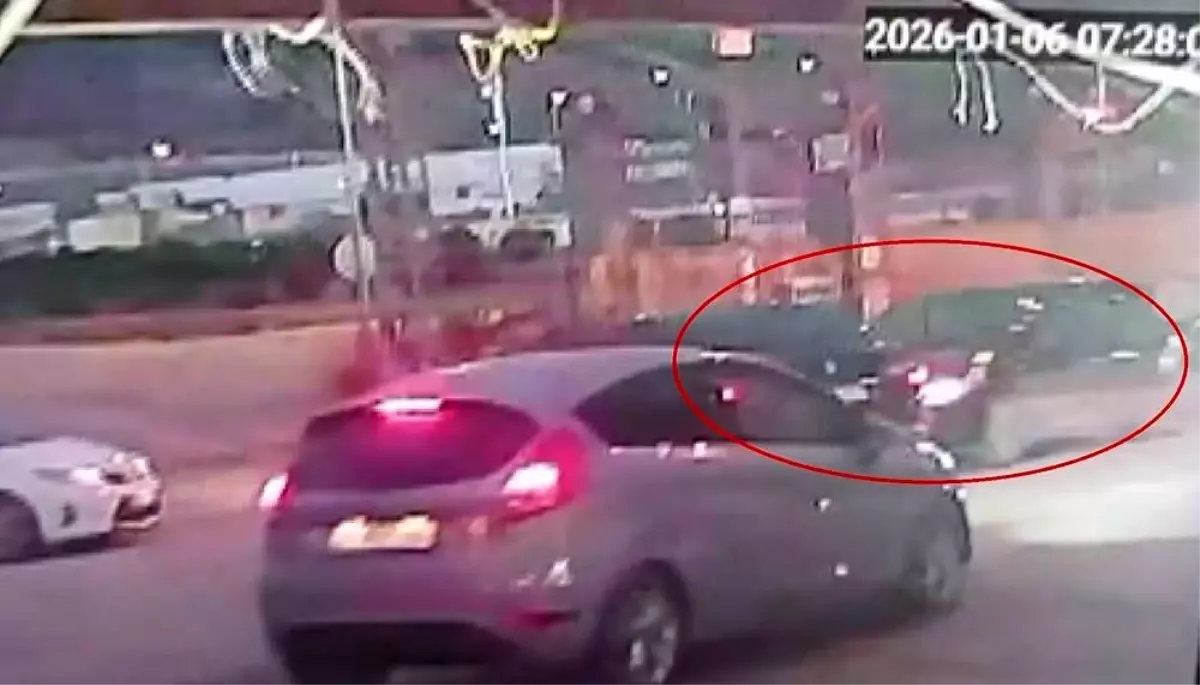 Kaza kavşağı haline gelen dönüşte yaşanan kaza kamerada