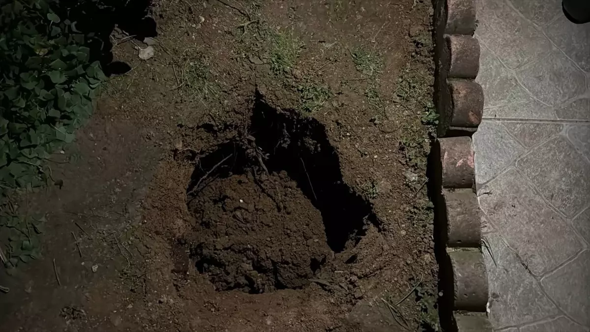 Kocaeli'de girişinde çukur oluşan 5 katlı bina boşaltıldı