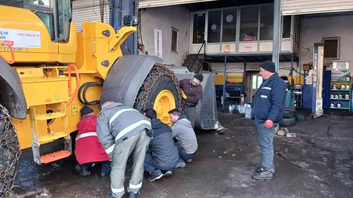 Kulp'ta dondurucu soğuklar oto tamircilerini zorluyor