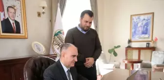 Manisa Valisi Özkan, AA'nın 'Yılın Kareleri' oylamasına katıldı