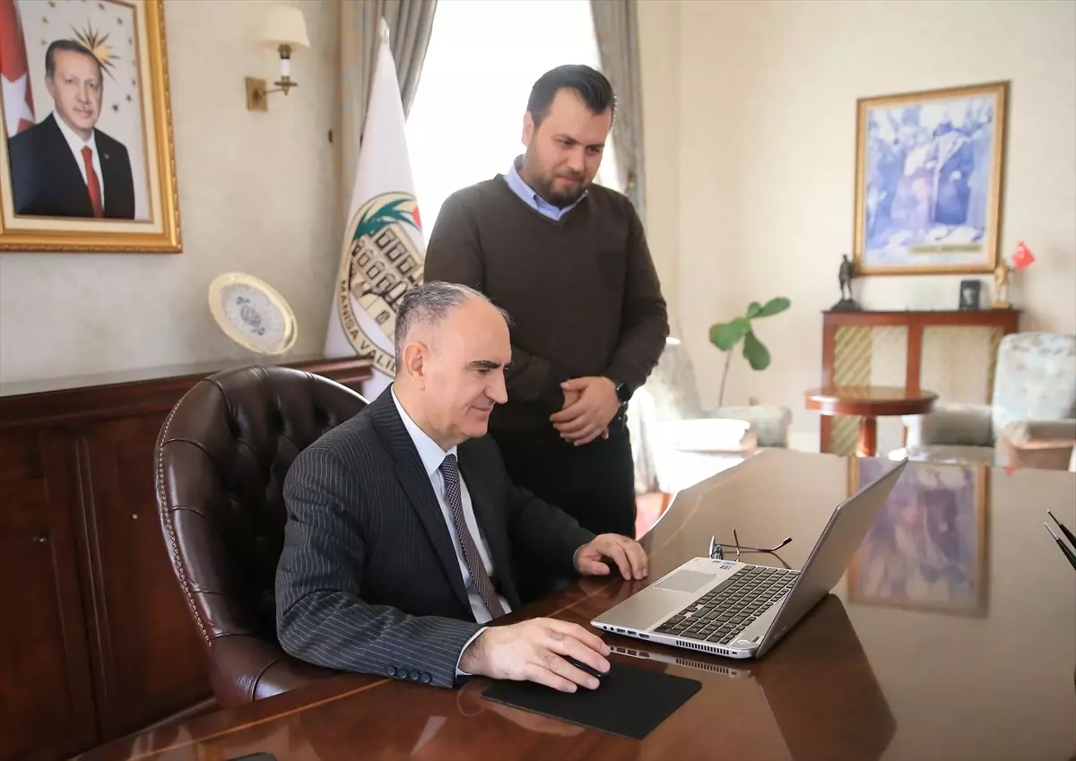 Manisa Valisi Özkan, AA'nın "Yılın Kareleri" oylamasına katıldı