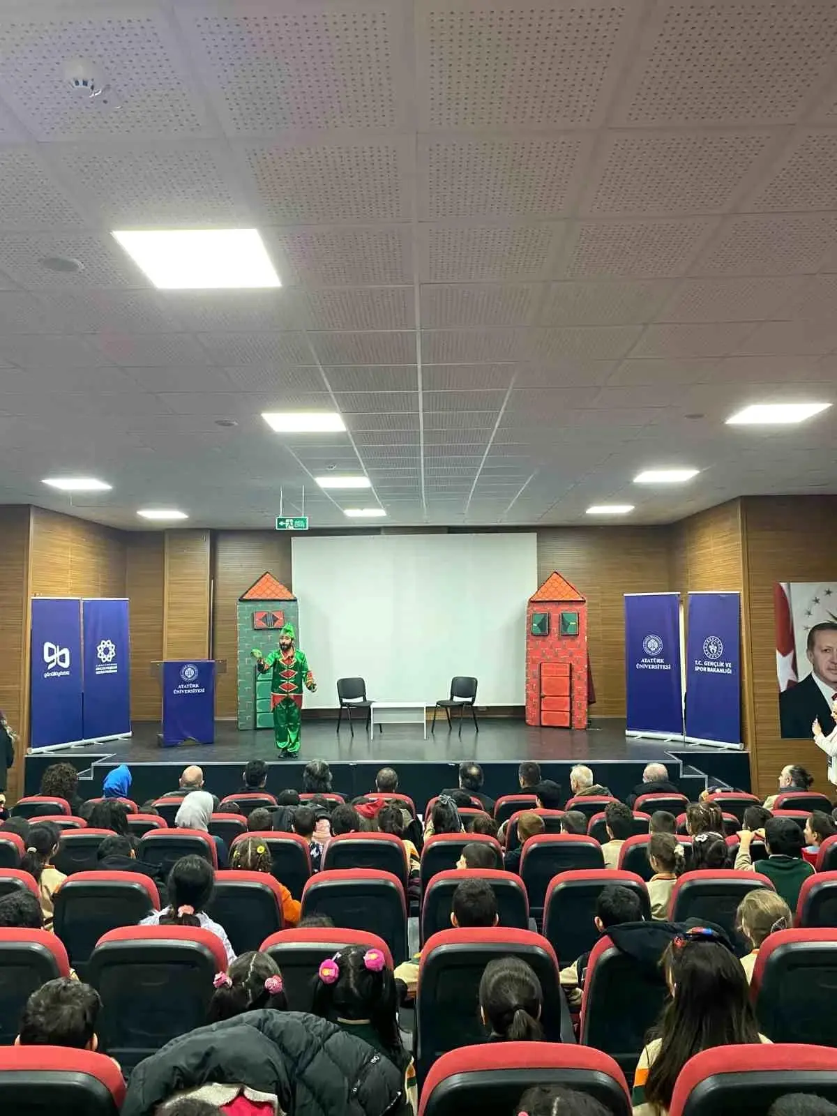 Milli teknoloji hamlesi "Karagöz ve Hacivat" ile tiyatro sahnesinde çocuklarla buluştu