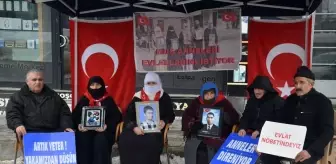 Muş'ta evlatlarına kavuşmak isteyen aileler, DEM Parti önündeki eylemlerini sürdürdü