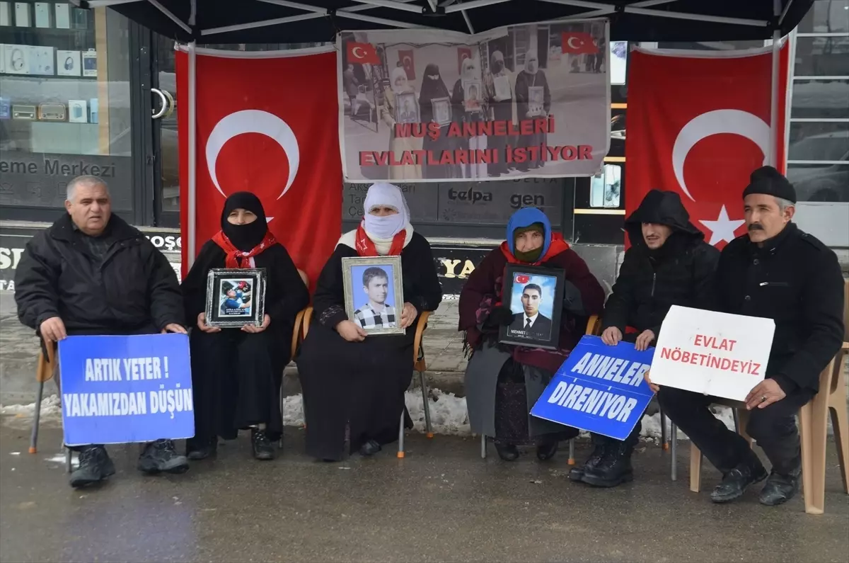 Muş'ta evlatlarına kavuşmak isteyen aileler, DEM Parti önündeki eylemlerini sürdürdü