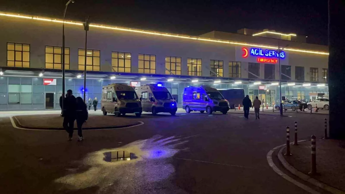 Okul bahçesinde babası darbedilen, kendisi de bıçaklanan çocuk hastaneye kaldırıldı