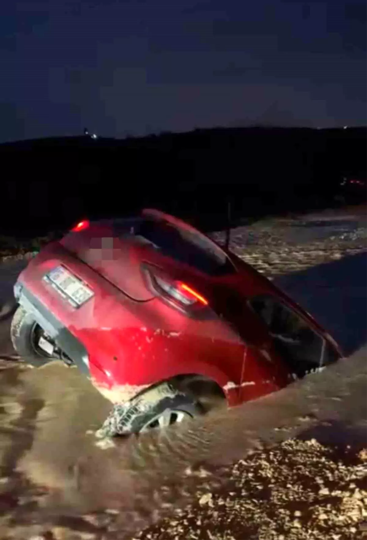 Otomobil bataklığa saplandı, sürücü son anda kurtuldu