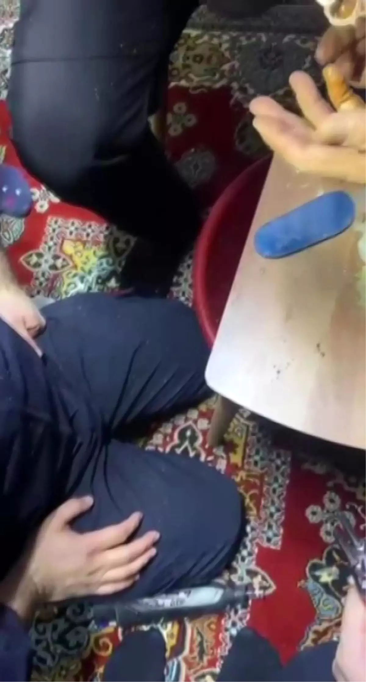 Parmağını kombi borusuna sıkıştırdı