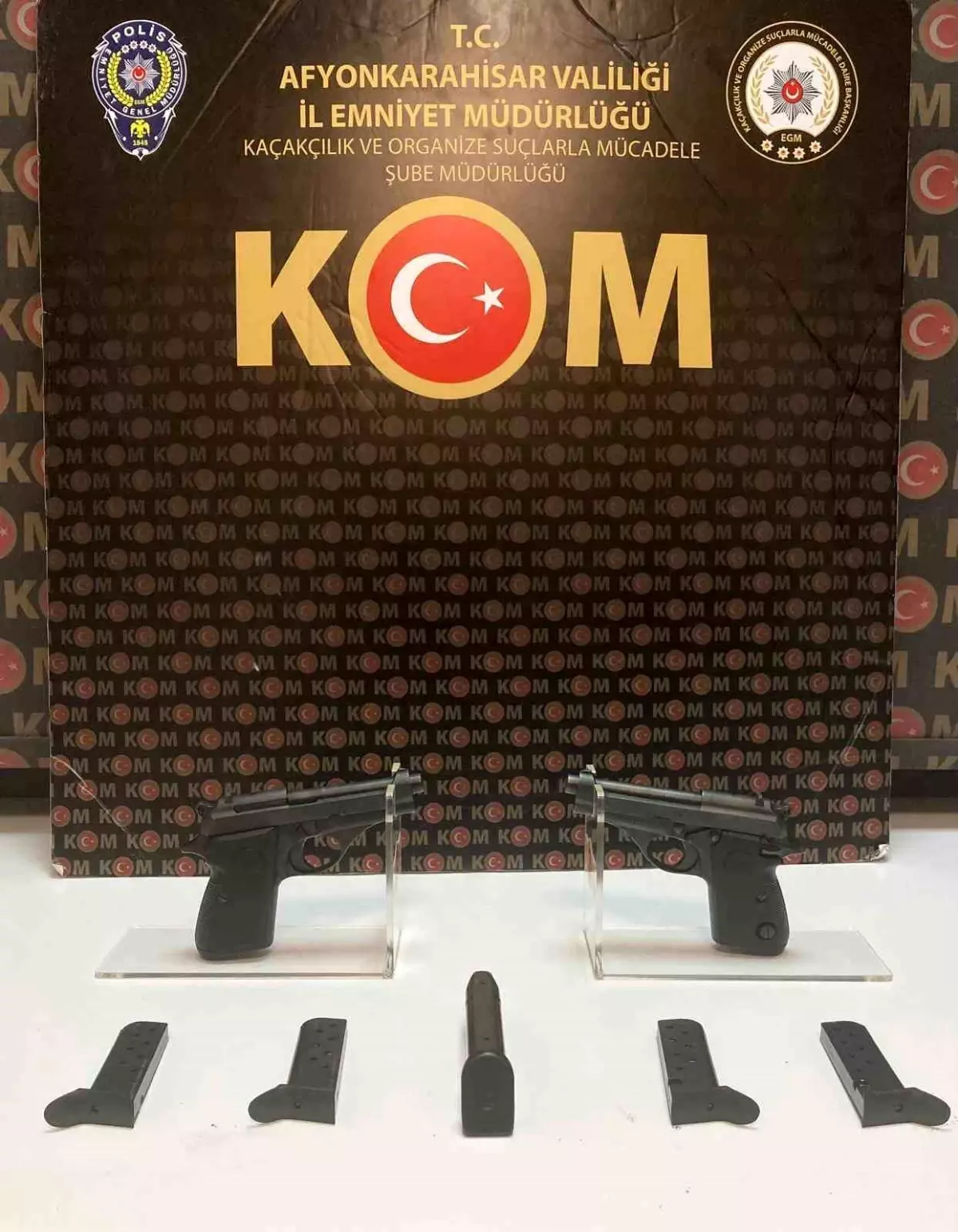 Polis 2 ruhsatsız tabanca ele geçirdi