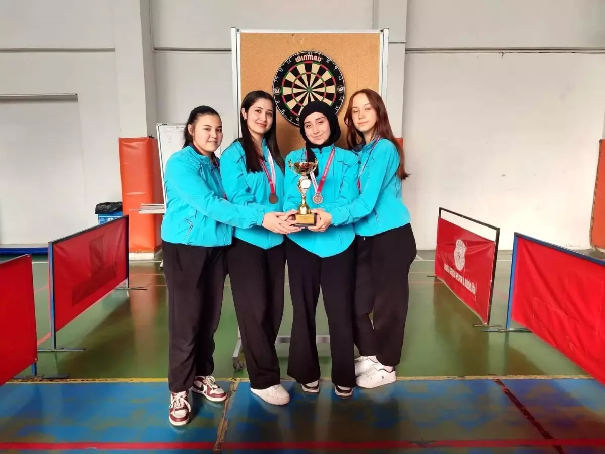 Salihli'nin genç dartçıları il üçüncülüğü sevinci yaşadı