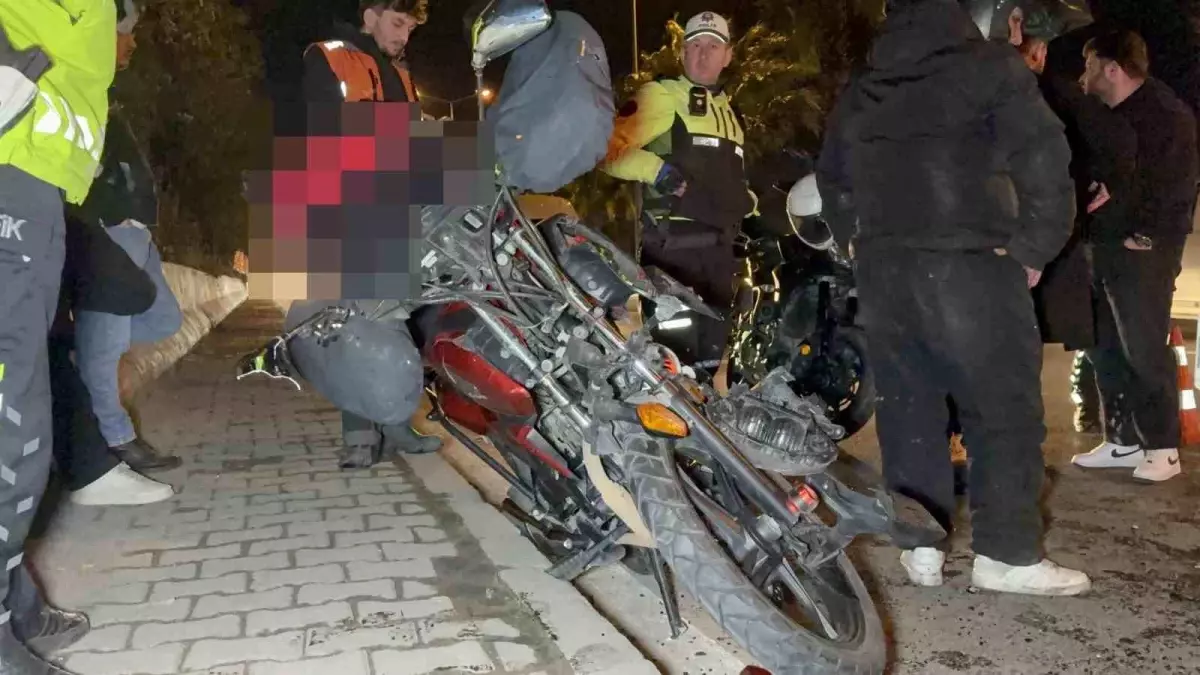 Samsun'da motosiklet servis minibüsüne çarptı: 1 yaralı