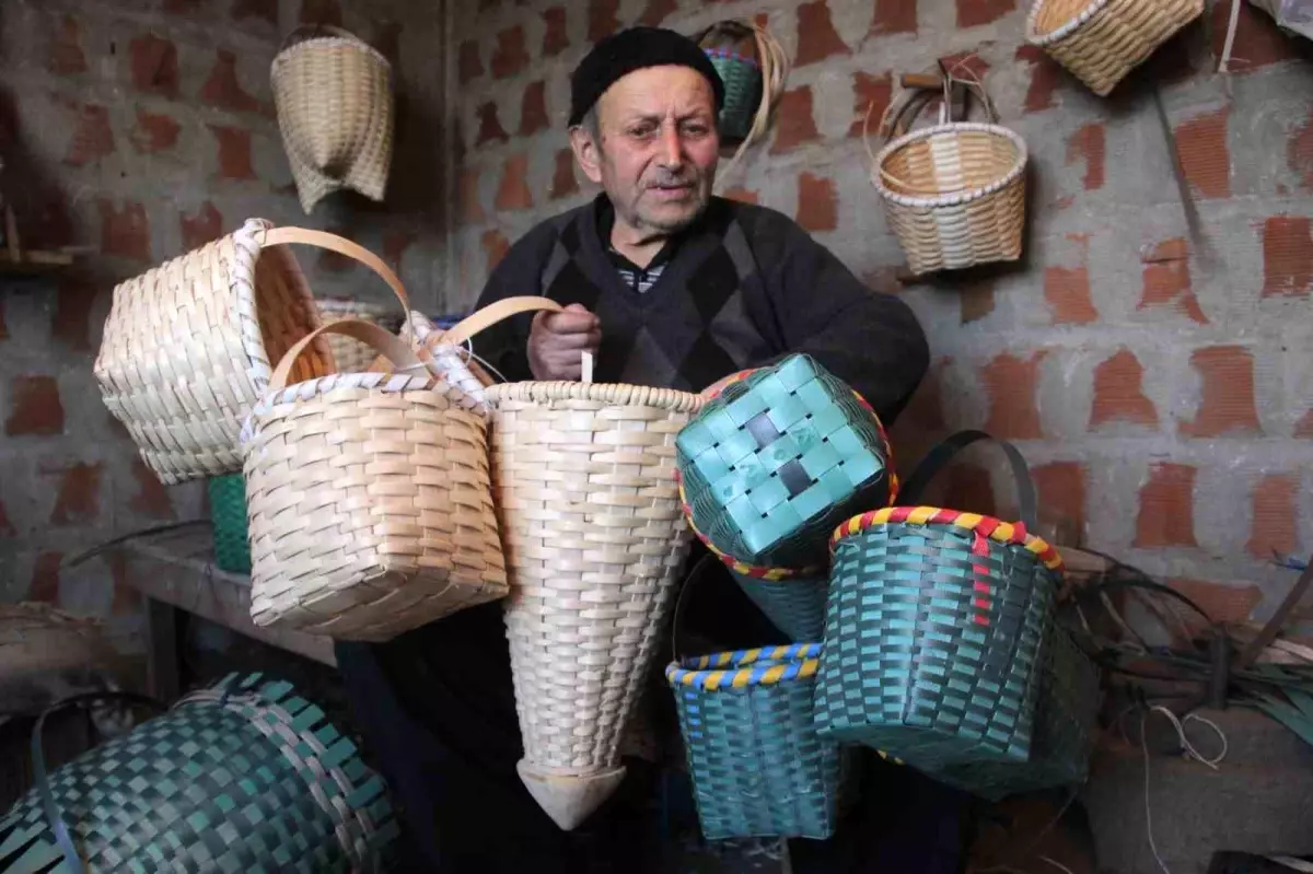 Sepet örerek geçen bir ömür: 88 yaşındaki Haki dede, 10 yaşından bu yana sepet örüyor