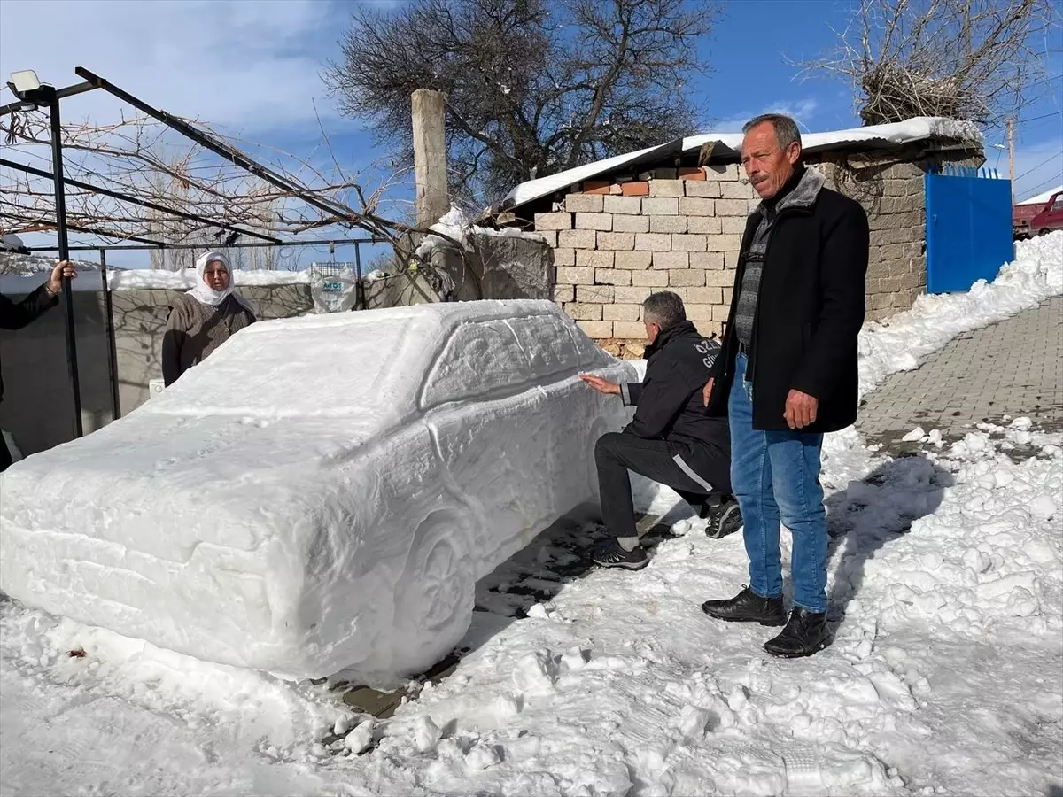Sivas'ta bir kişi evinin önüne kardan araç ve gemi yaptı