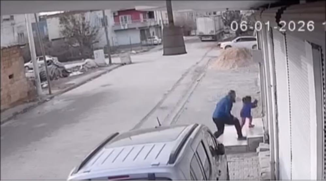 Horror in the middle of the street! Attacked a woman with a baby and a child