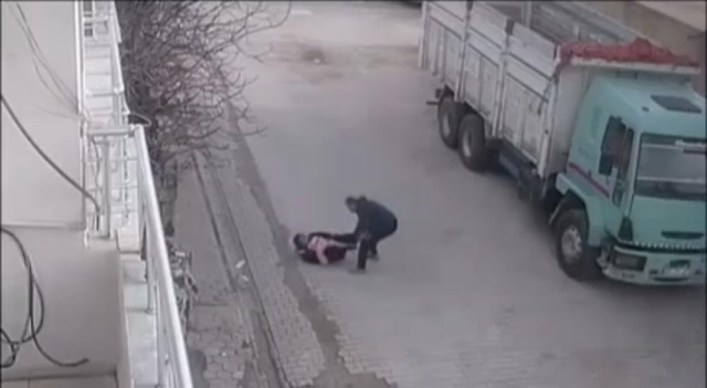 Horror in the middle of the street! Attacked a woman with a baby and a child