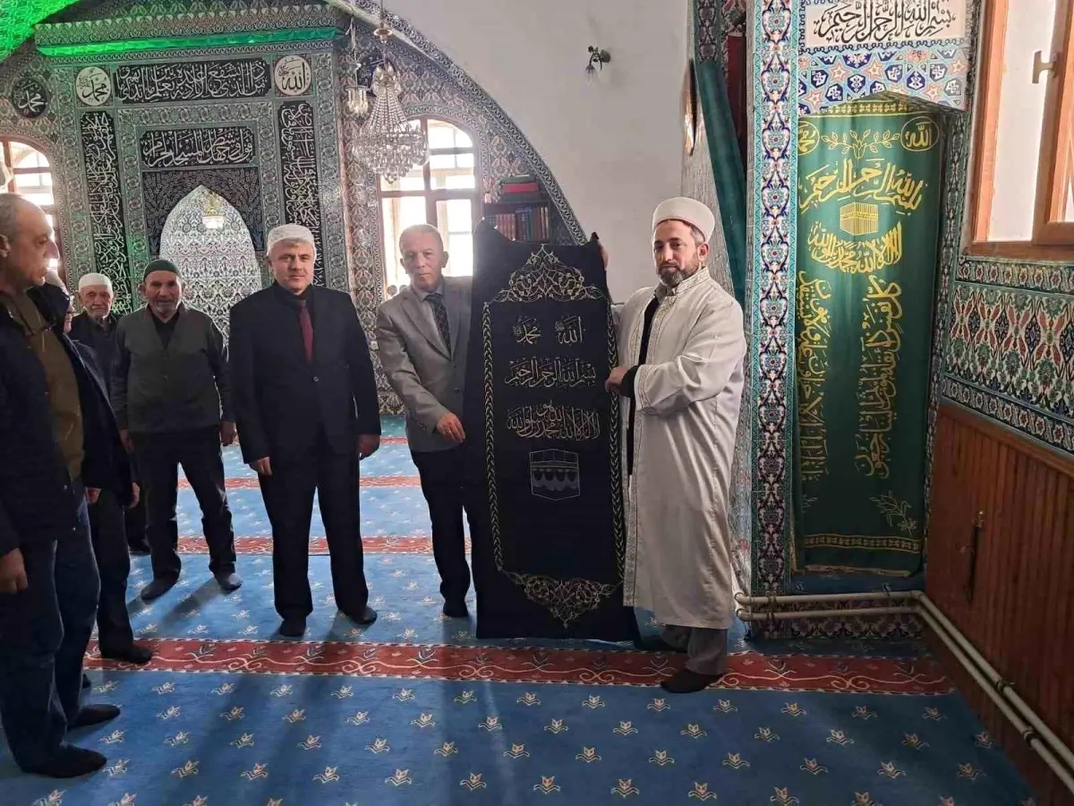Tarihi Büğdüz Mahalle Camii'nin geleneksel motiflerle işlenen minber örtüsü yenilendi