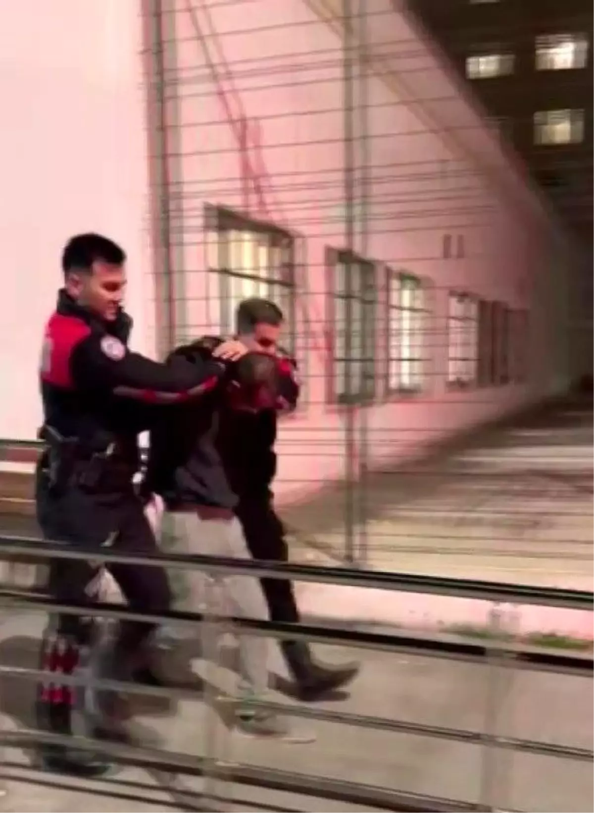 Tartıştığı arkadaşını tabancayla vurdu