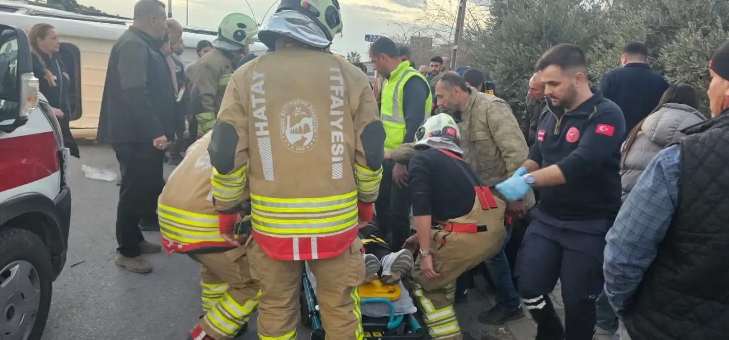 TIR'la çarpışan minibüs devrildi: 14 yaralı