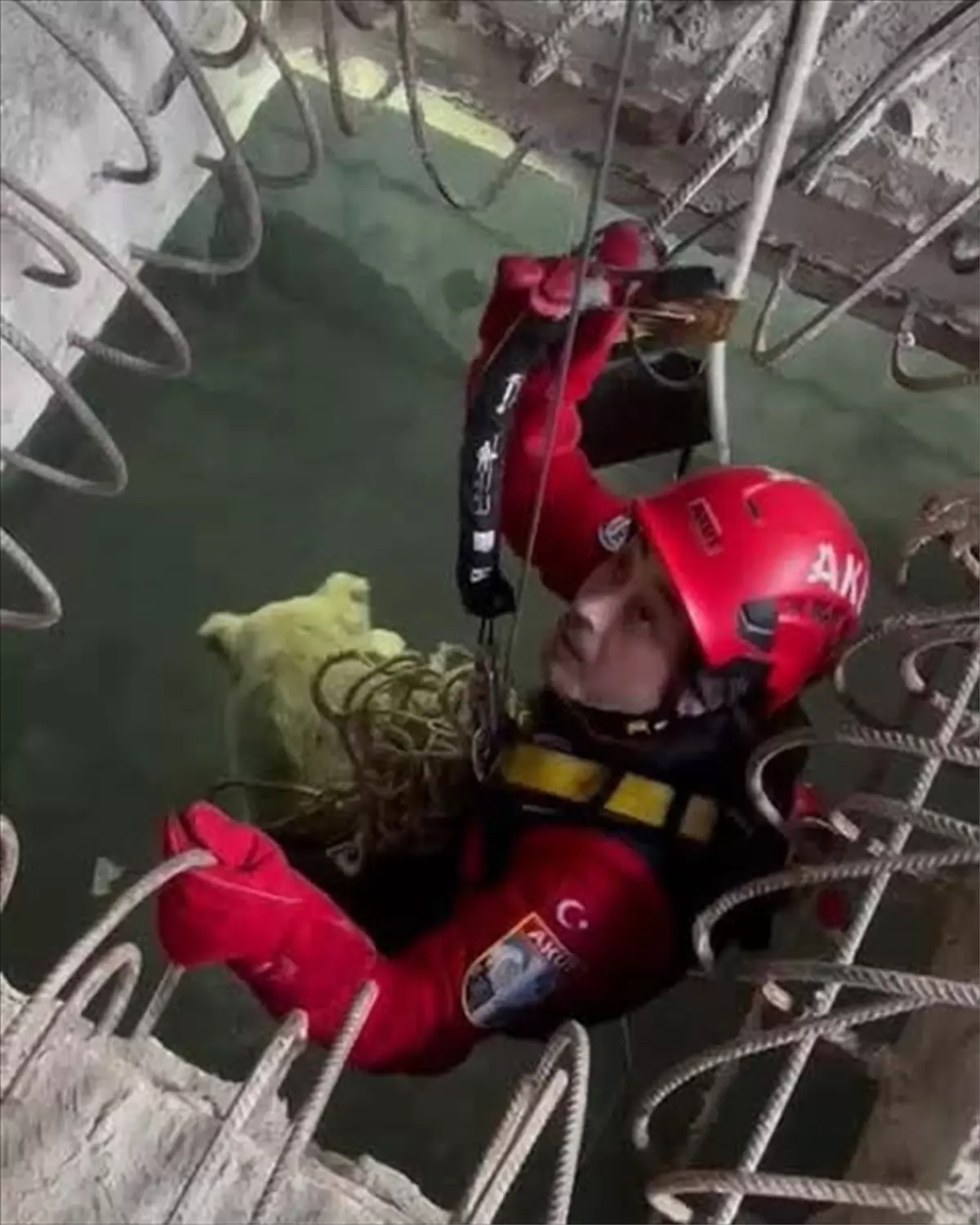 Trabzon'da 7 metrelik çukura düşen köpeği AKUT ekipleri kurtardı