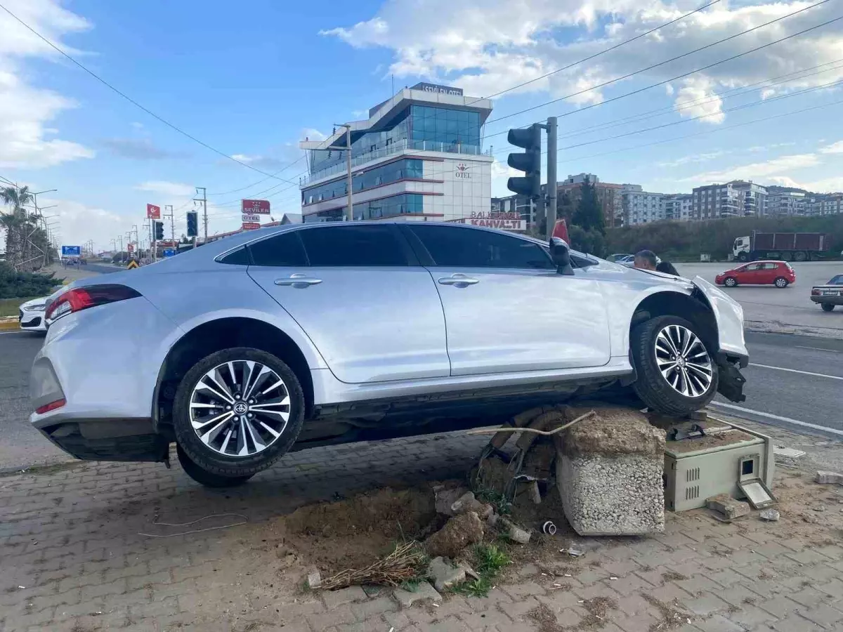 Turgutlu'da otomobil refüje çıktı: 1 yaralı