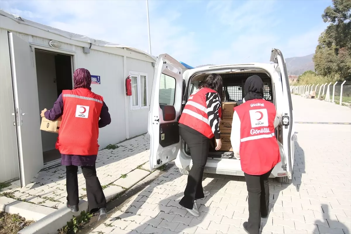 Türk Kızılay ekiplerinden Hatay'daki depremzedelere hijyen kolisi desteği
