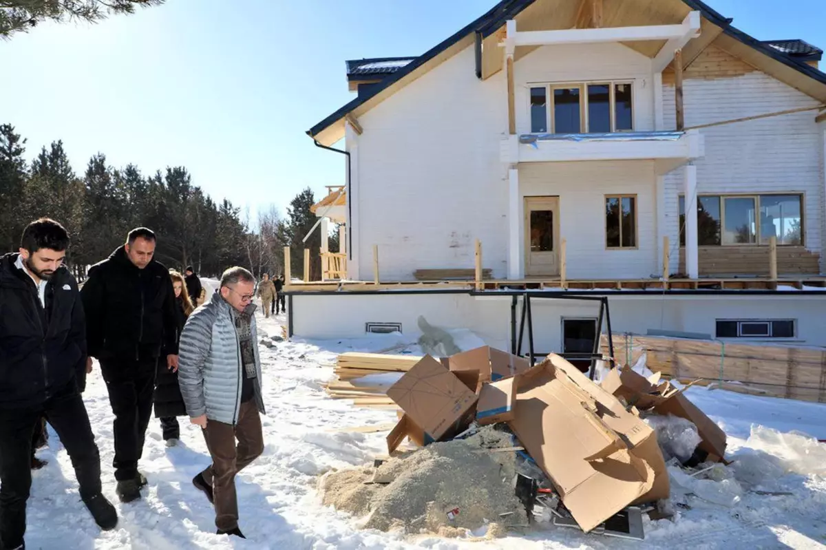 Kars'ta Yanan 'Kütük Ev' Yerine Yenisi İnşa Ediliyor