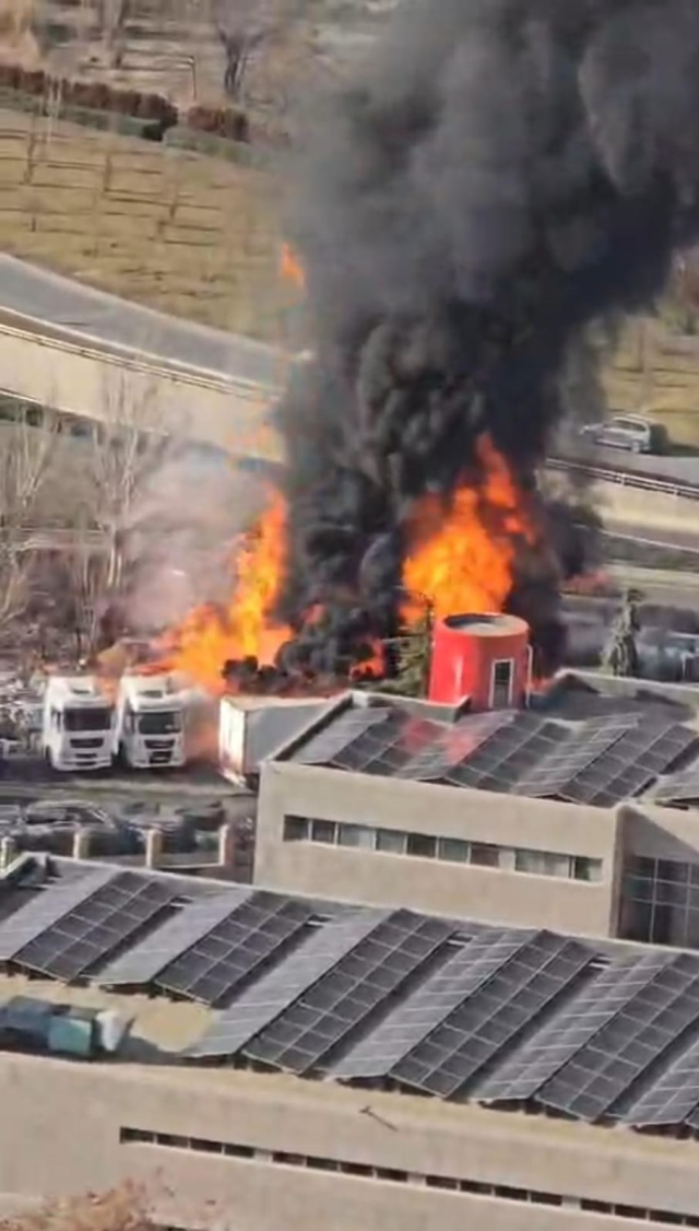 احترقت الشاحنات المحملة بالكحول في مرآب يديمن