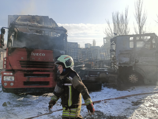 احترقت الشاحنات المحملة بالكحول في مرآب يديمن