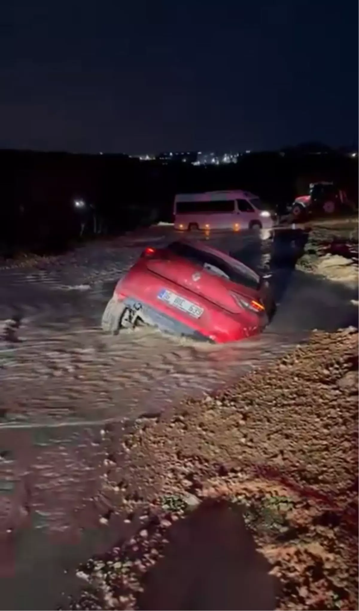 Yol çalışmasındaki çamura saplanan otomobilin sürücüsü son anda kurtuldu; o anlar kamerada