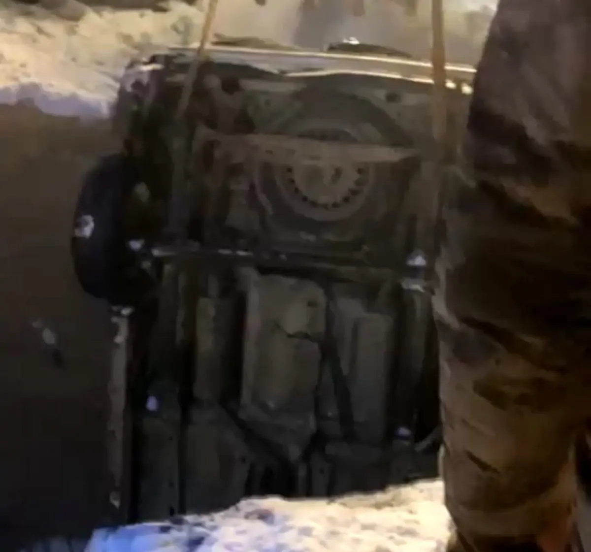 Yüksekova'da buzlanma nedeniyle köprüden düşen otomobildeki 4 kişi yaralandı