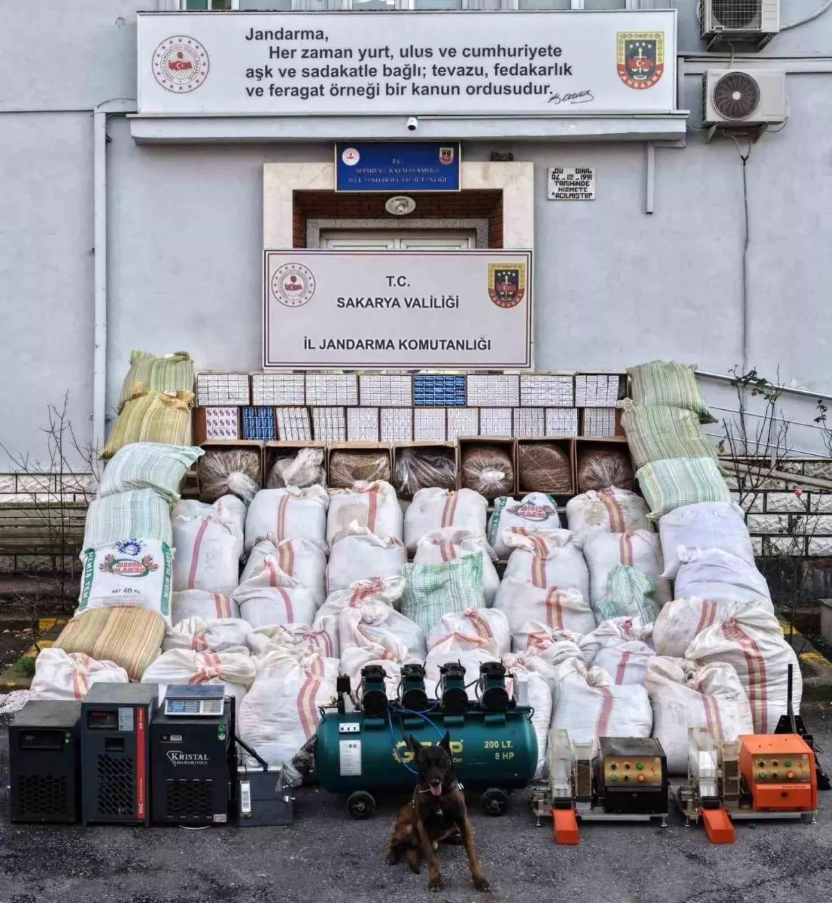 3 ton tütünün ele geçirildiği kaçakçılık operasyonunda 4 şüpheli gözaltına alındı