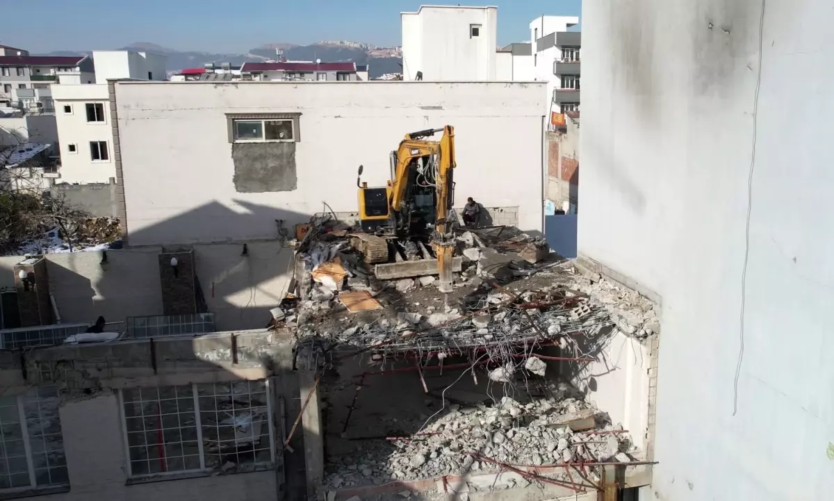 Adıyaman'da binalar daha güvenli şekilde yıkılıyor