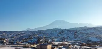 Ağrı Dağı'ndaki köyler kar altında kaldı