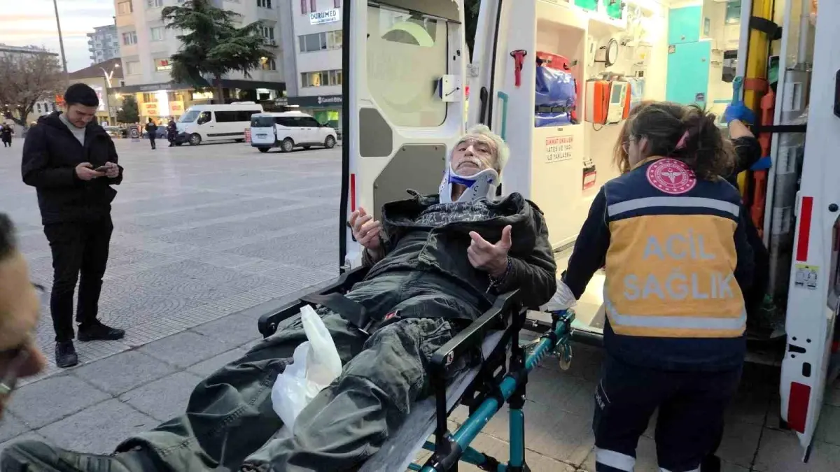 Alkol komasına giren adam banktan yere yığıldı