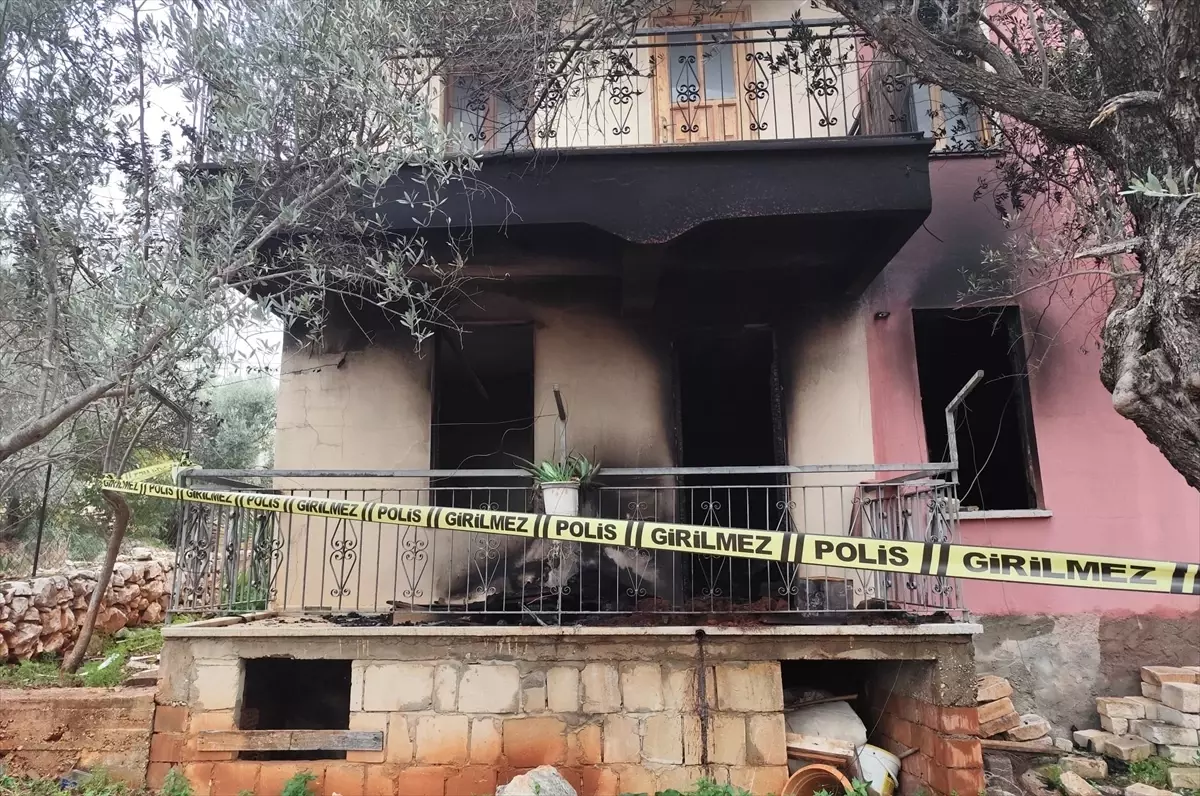 Antalya'da evde çıkan yangında 1 kişi yaşamını yitirdi