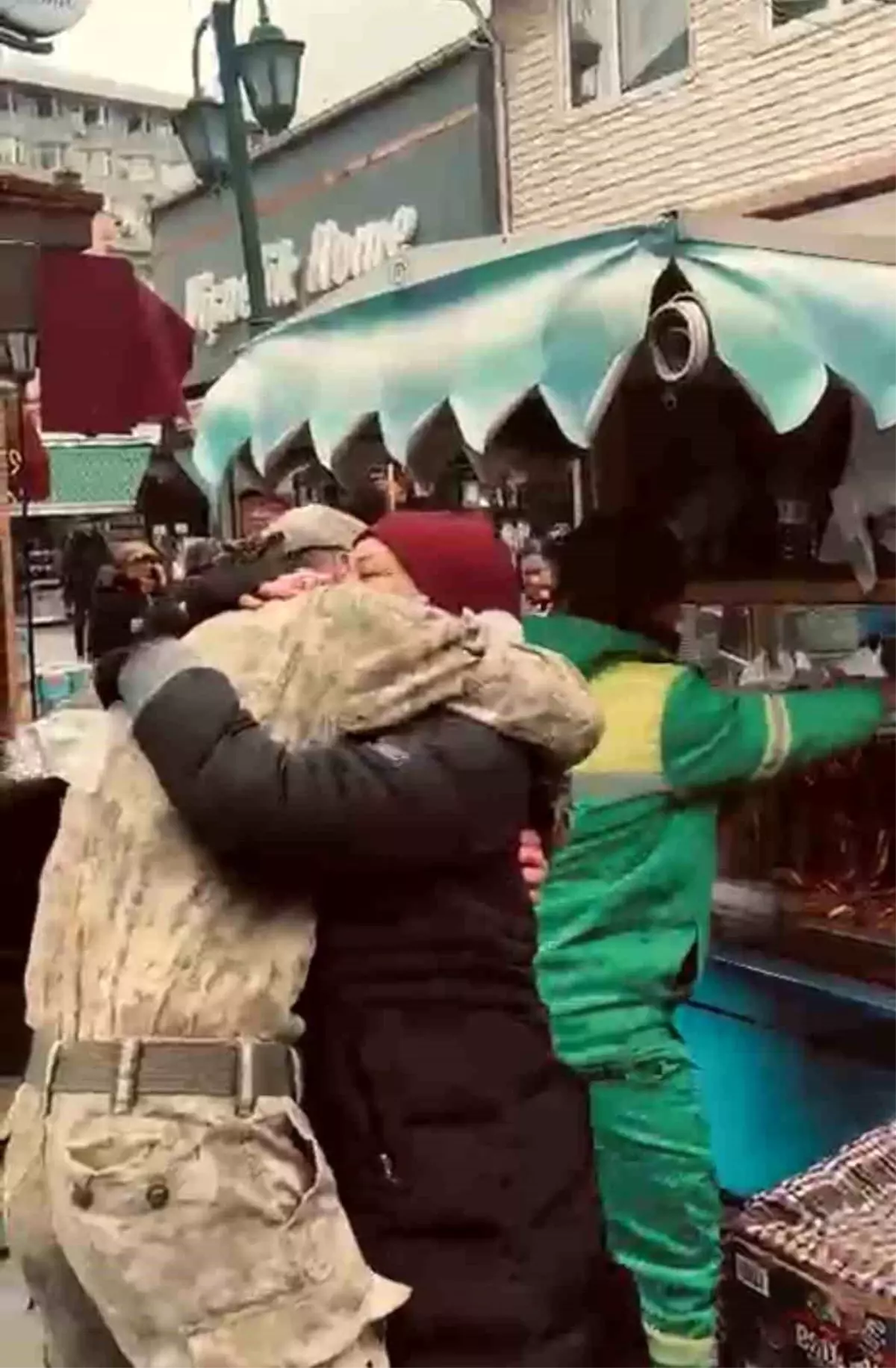 Askerde sandığı oğlunu karşısında gören anne duygulandı