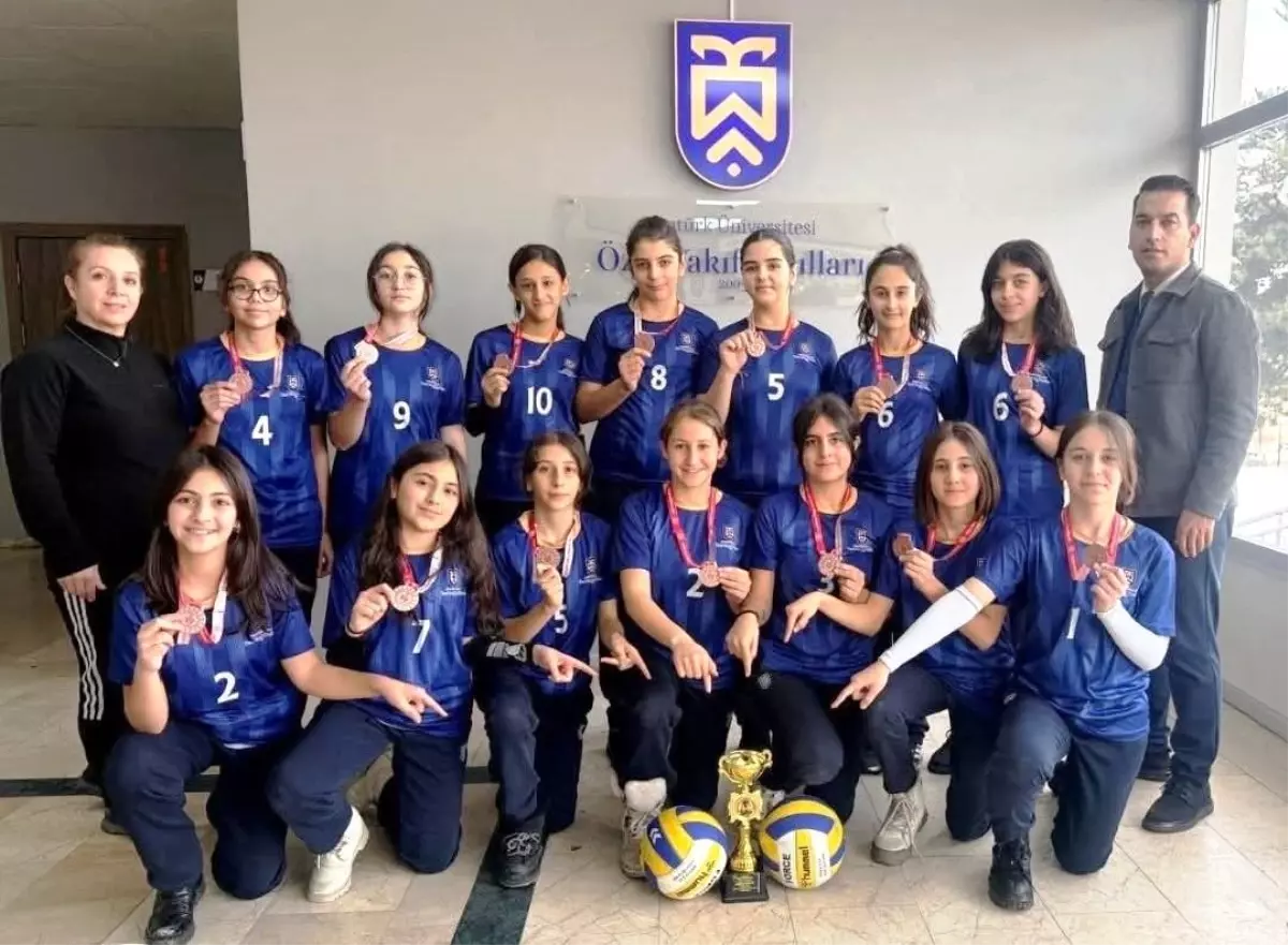 Atatürk Üniversitesi Vakıf Okulları küçük kızlar voleybol takımı il üçüncüsü oldu