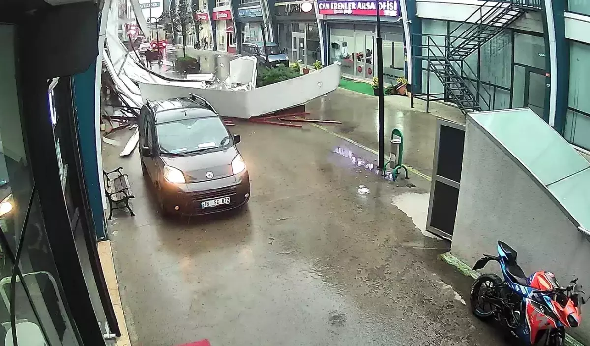 Avcılar'da fırtına iş yerinin çatısının uçma anı kamerada